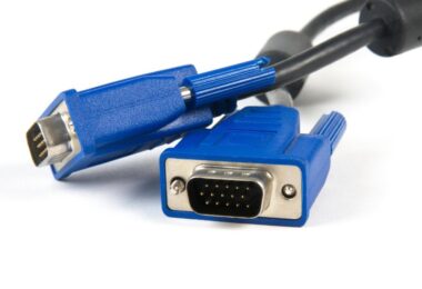 Comment brancher un vieux PC (VGA) sur une TV (HDMI) en 2026 Le guide de la conversion.