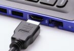 Connecteur HDMI devant les ports d'un ordinateur portable