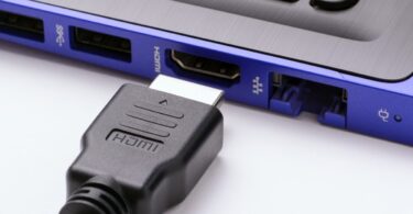 Connecteur HDMI devant les ports d'un ordinateur portable