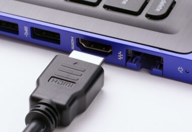 Connecteur HDMI devant les ports d'un ordinateur portable