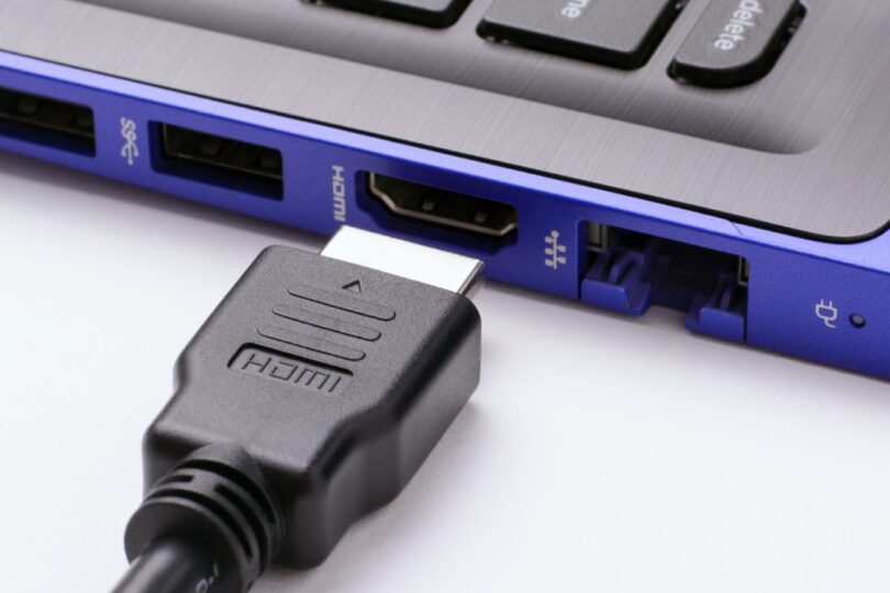 Connecteur HDMI devant les ports d'un ordinateur portable