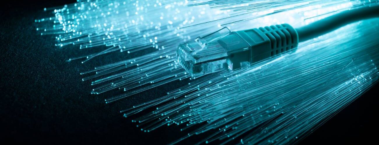 Câbles Ethernet Cat6A blindés SFTP exposés à des sources d'interférences électromagnétiques EMI, illustration des tests de résistance et des solutions de protection cuivre paires torsadées.