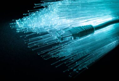 Câbles Ethernet Cat6A blindés SFTP exposés à des sources d'interférences électromagnétiques EMI, illustration des tests de résistance et des solutions de protection cuivre paires torsadées.