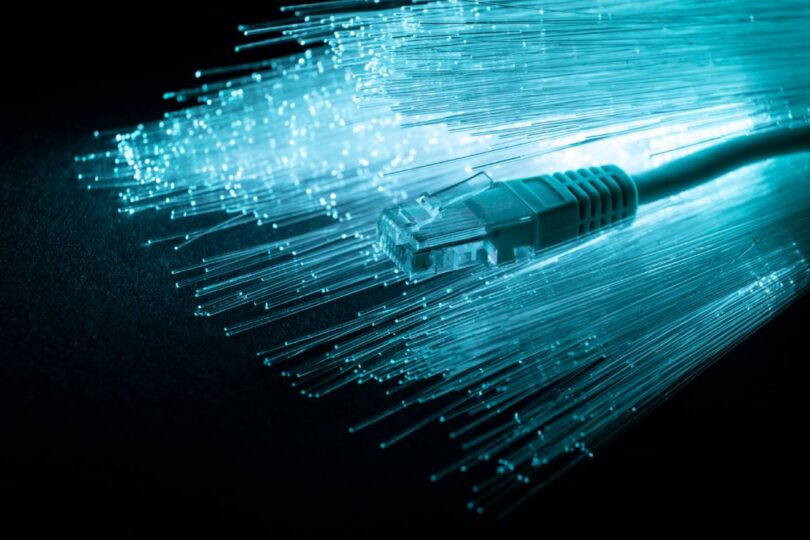 Câbles Ethernet Cat6A blindés SFTP exposés à des sources d'interférences électromagnétiques EMI, illustration des tests de résistance et des solutions de protection cuivre paires torsadées.
